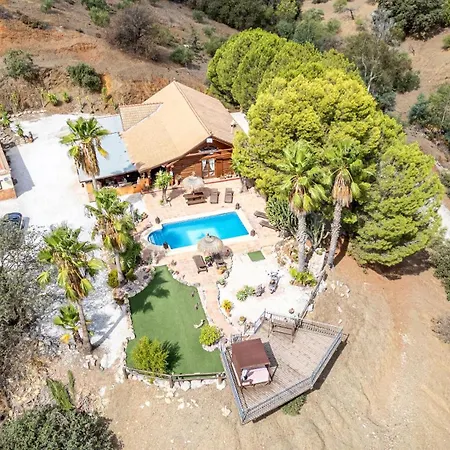 Luxurious Private Pool Hottub & Fireplace *