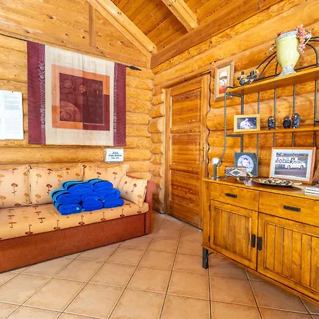 Vakantiehuis Luxurious Private Pool Hottub & Fireplace