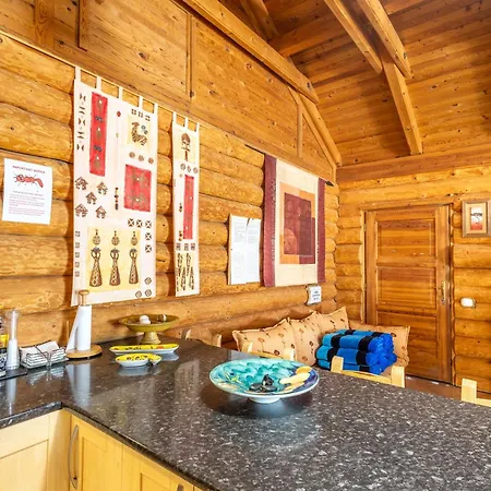 Vakantiehuis Luxurious Private Pool Hottub & Fireplace