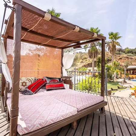 Vakantiehuis Luxurious Private Pool Hottub & Fireplace *