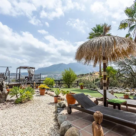 Vakantiehuis Luxurious Private Pool Hottub & Fireplace