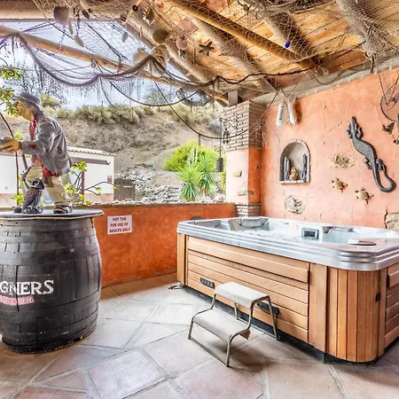 Luxurious Private Pool Hottub & Fireplace